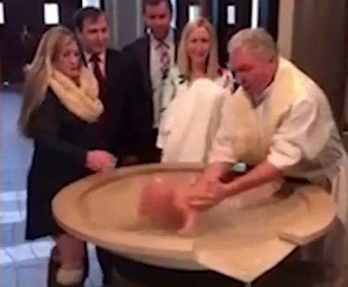Se il battesimo è comico: prete fa cadere neonato dentro la fonte battesimale