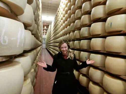 Meloni su Facebook: “O parmigiano, portami via”. E parte l'attacco sui social