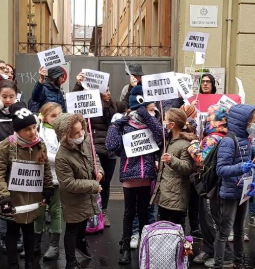 "La scuola puzza di pipì", madri (e figli) insorgono