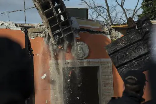 Roma, vengono abbattute le ville dei Casamonica