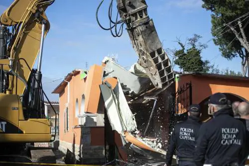 Roma, demolite le ville dei Casamonica