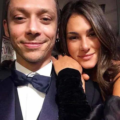 Valentino Rossi si prende un Tapiro d'Oro. Il Dottore poi glissa sulle nozze