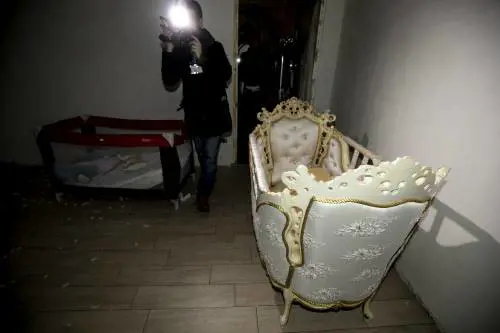 Quella culla "imperiale" (con le inserzioni in oro) nella villa dei Casamonica