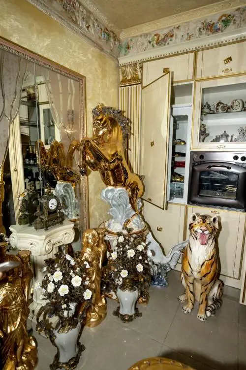 Lo sfarzo kitsch nei villini abusivi dei Casamonica