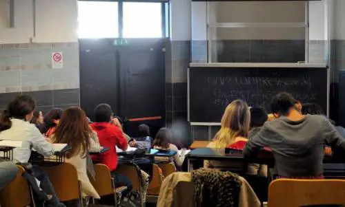 Grosseto, migranti nelle aule in orario scolastico. Forti polemiche