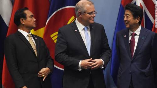 Il premier Morrison fra il premier thailandese (sx) e quello giapponese (dx)