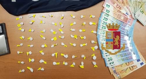 Droga e soldi dal portone, arrestato 47enne