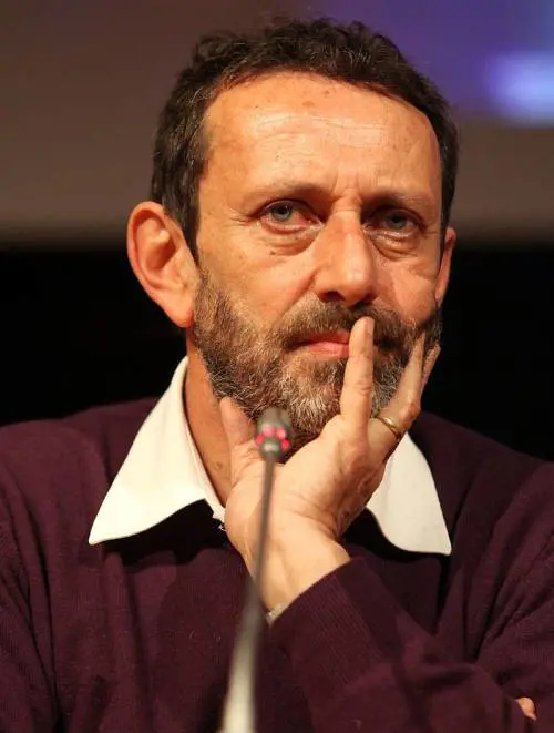 Michele Serra attacca Anzaldi. Il dem: "Lo fa perché sollevai il caso di Fazio"