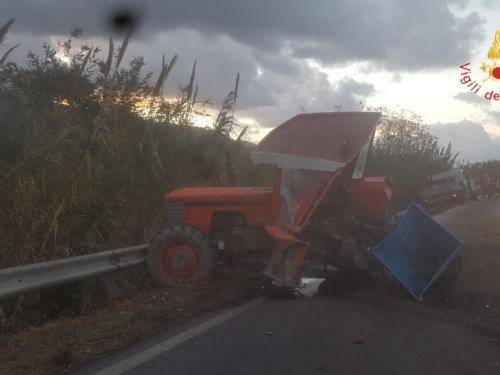 Calabria, furgone contro trattore, muore un uomo
