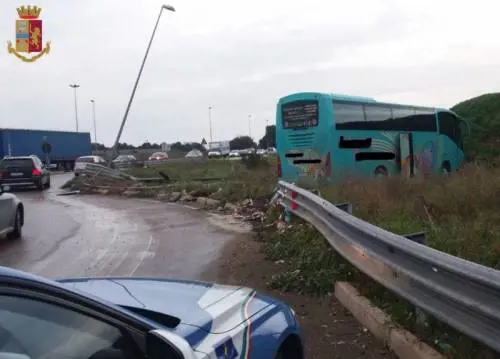Incidente nel Tarantino, autobus fuori strada, conducente illeso