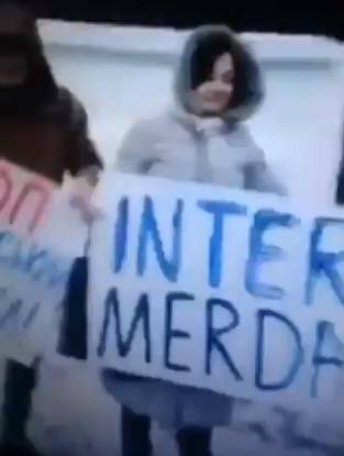 Kiev, proteste in piazza contro il governo: spunta lo strano cartello con scritta "Inter m…"