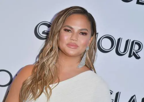 Chrissy Teigen "censura" i suoi piedi nelle foto