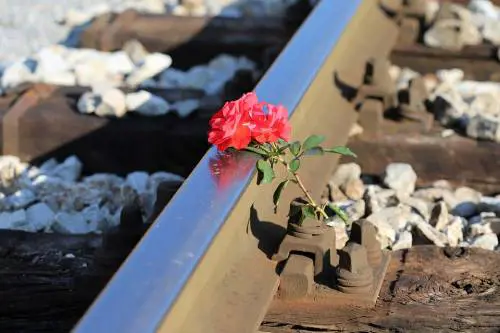 Tragedia sulla Milano-Brescia. Operaio travolto da un treno