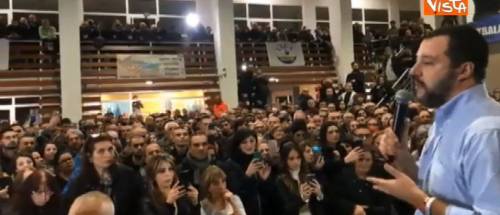 La fan urla: "Basta clandestini". E la risposta di Salvini affonda Renzi