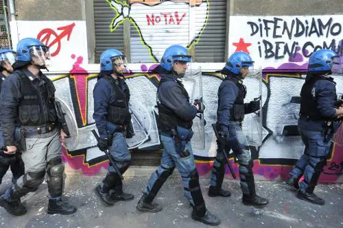 Volantini anti sgomberi: "Gettate liquidi e solidi"