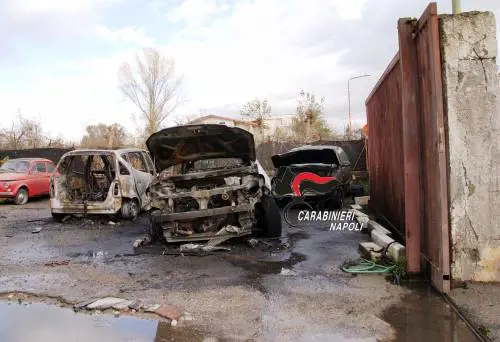 Geloso della ex, incendia la sua auto e quella del compagno