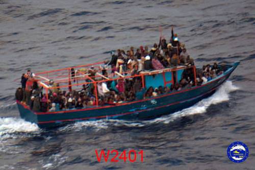 Malta vuole rifilarci i migranti: abbandona un barcone verso l'Italia 