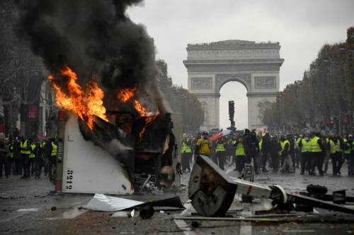 La protesta dei gilet gialli a Parigi: guerriglia sugli Champs-Élysées