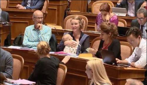 "Niente bimbi in aula": la deputata con il figlio viene cacciata dal parlamento di Basilea