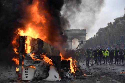 La Francia profonda ribolle E adesso Macron è sotto assedio