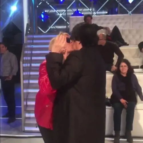 Mara Venier e quel bacio a Renato Zero