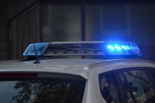 Lascia la figlia in casa di notte per andare dall'amante: arrestato