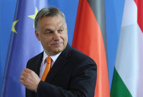 Ora è scontro fra Orban e il Ppe. Berlusconi: "Fi non voterà espulsione"
