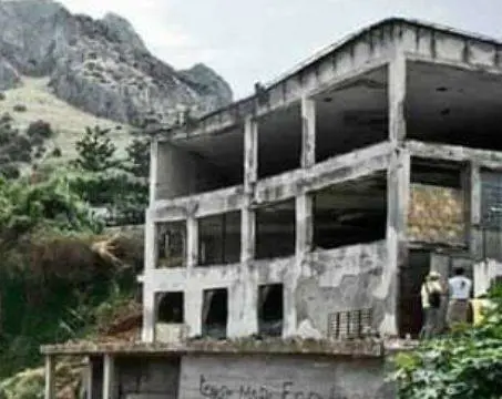 Per i moralisti che inneggiano all'onestà un sacco di pasticci e poca trasparenza