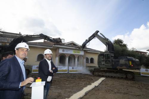 Salvini sulla ruspa per la demolizione della villa dei Casamonica