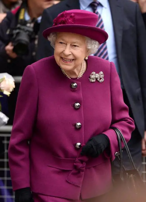 La Regina Elisabetta non ama la parola "pregnant" e chiede a Meghan di non usarla