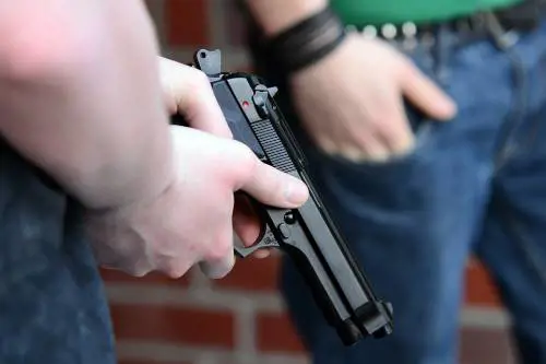 Spari sull’auto del prete antimafia romana