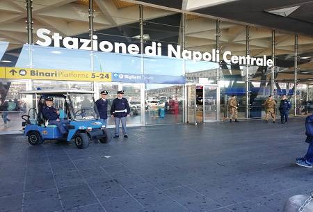 Napoli, ruba cellulari nella metro: arrestato extracomunitario