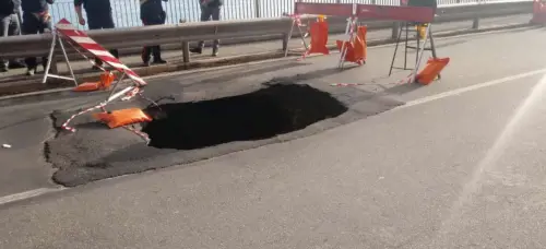 Non c'è pace per Genova: sulla via Aurelia si apre un'enorme voragine