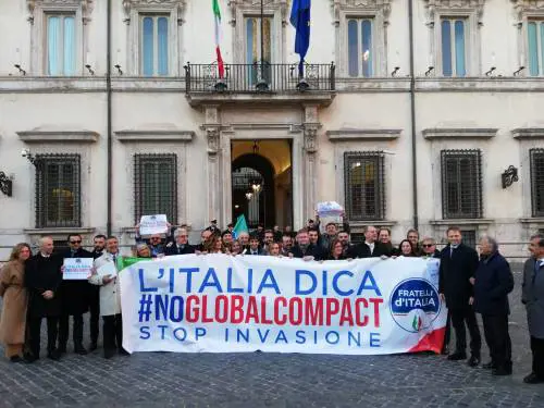 Il flash mob di Fratelli d'Italia contro il Global compact