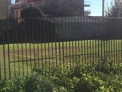 C'è pure il campo di calcio "spontaneo"