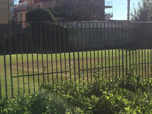 C'è pure il campo di calcio "spontaneo"