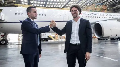 Storia di un maxi spreco. Il super jet di Renzi abbattuto da Toninelli