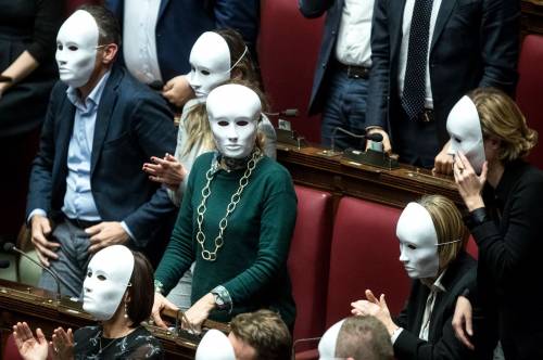 Via libera al dl sicurezza: il centrodestra esulta ma è gelo tra i grillini