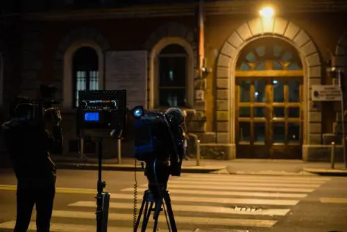 Ivoriano aggredisce una giovane agente davanti a San Vittore