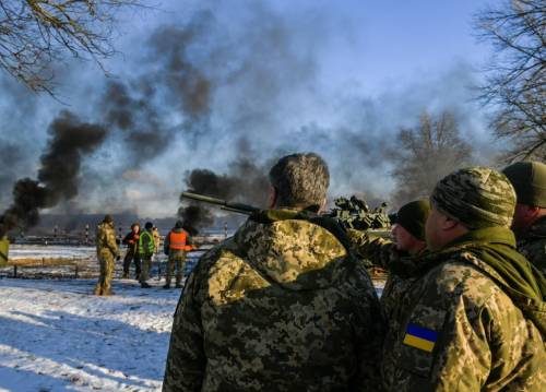 Ucraina, Poroshenko partecipa a un'esercitazione militare