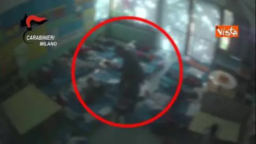 Bambini pestati e presi a calci nell'asilo degli orrori di Milano
