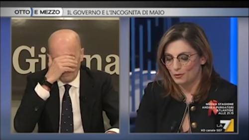 Sallusti: "Chi stamperà le tessere del reddito di cittadinanza?" La Castelli non sa rispondere...