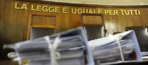 Marche da bollo contraffatte, avvocati penalisti e civilisti indagati al Tribunale di Napoli Nord