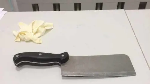 Padova, straniero terrorizza negoziante con mannaia e morde militare