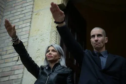 Avvocato fa saluto romano: l'ordine apre un procedimento disciplinare