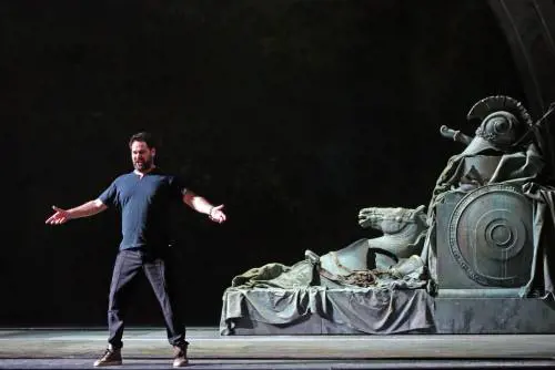 Nudi, Madonne e cavalli: "Attila" flagello di proteste