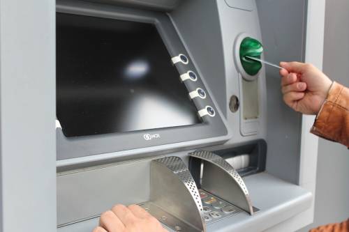 Prelievi al bancomat: a rischio i contanti per i pensionati 