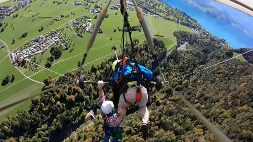 Il pilota non lo aggancia: turista vola in deltaplano ​aggrappato con le mani