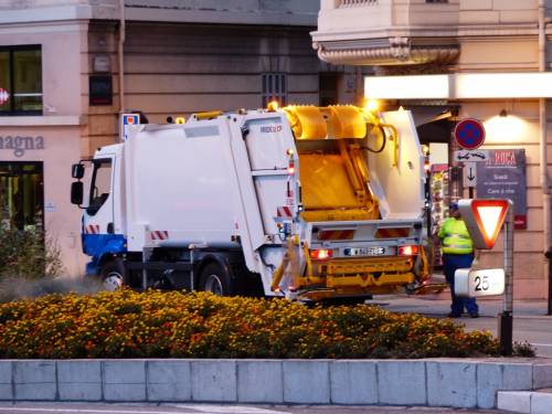Camion della della raccolta rifiuti travolge una donna sulla strisce