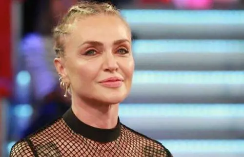 Paola Barale non è incinta. "Ho costruito una fake news"
